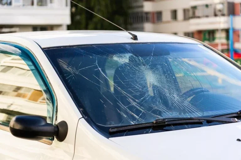 Cracked Windscreen? Get Fast, Affordable Repairs Near You Today